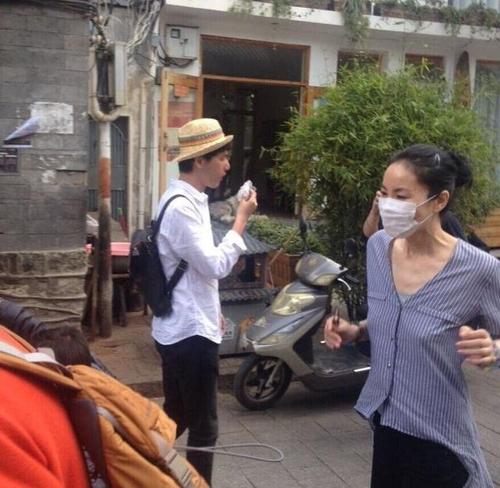 网友日本逛街偶遇王菲 又没穿内衣且胸快垂到肚子上