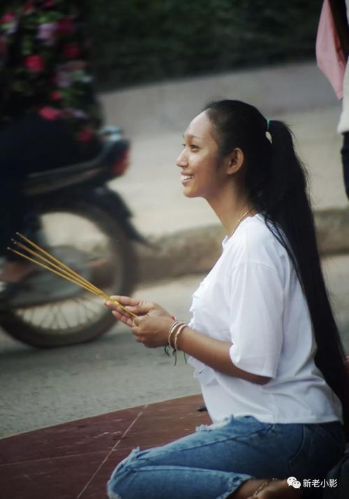 正值这边的亡人节相当于中国的清明节路边一些女孩在拜佛几乎全民