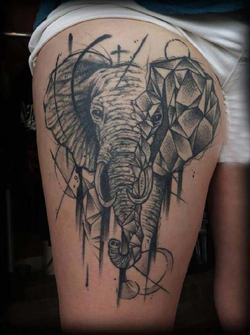 大腿纹身传统女生大腿上黑色的大象纹身图片