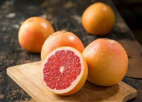 粉红色的葡萄柚中含有大量的番茄红素这是一种强效抗氧化剂.