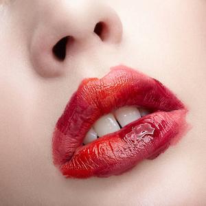 人类女人的嘴唇有着不寻常的苍白的美容妆. 有完美嘴唇形状的女孩.