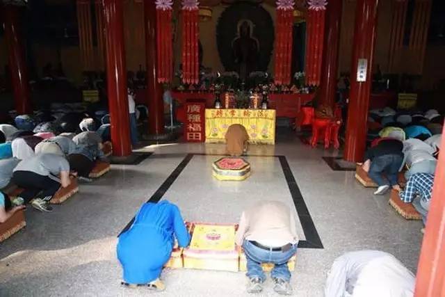 不可在正中间拜佛因大殿里中间的拜垫是寺院方丈或当家师主法用的