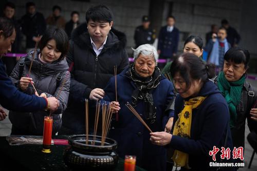 南京大屠杀死难者家庭祭告缅怀先人祭奠亡灵