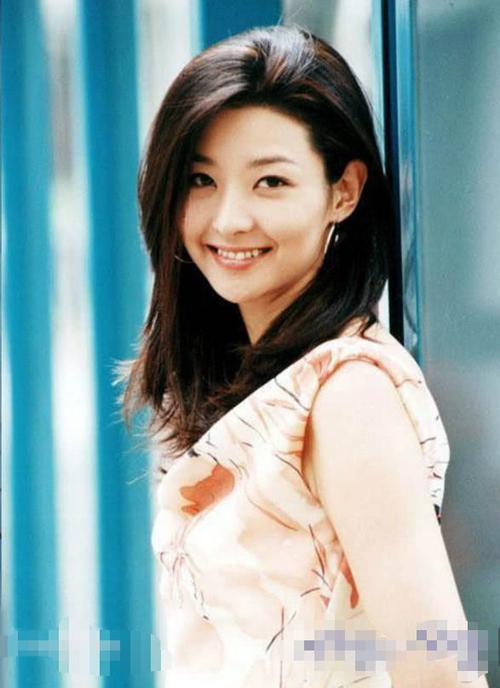 她是韩国知名的演员和模特凭借自身精湛的演技和清纯漂亮的长相在
