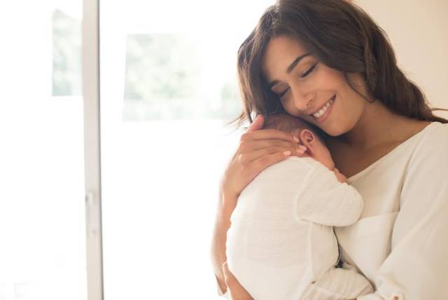 原创专家:母亲给婴儿多些亲吻拥抱也许能永久改变宝宝的基因活动