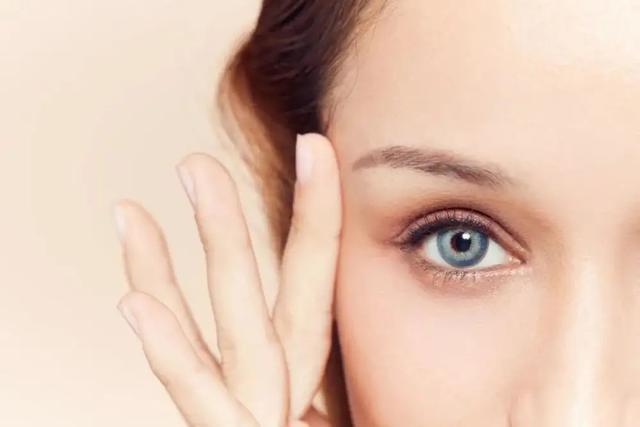 女性体内的胶原蛋白大量流失皮肤会出现皱纹和松弛的现象女人的眼睛