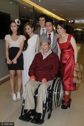 澳门赌王何鸿燊与四太太梁安琪何鸿燊出生于1921年梁安琪出生于1960