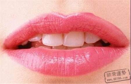1嘴唇红润易生男唇纹少易生女:如果女人嘴唇发紫暗沉发白或者是