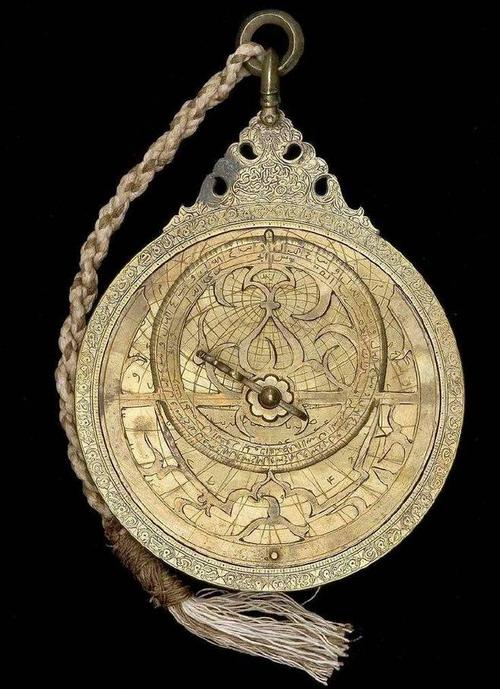 在更加专业精准的仪器出现前天文学家占星师和航海家喜爱用星盘来