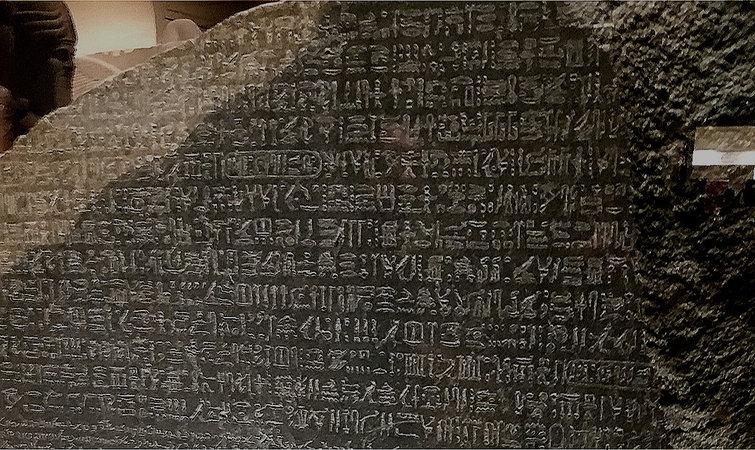 大英博物馆上传了罗塞塔石碑的三维照片纪念出土 218 周年