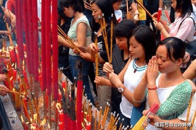 在春节期间很多人都会去烧香拜神为家人祈祷.但烧香拜佛也很讲究.